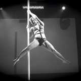La pole dancer Isabella si esibisce sul palco